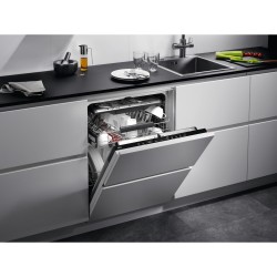 AEG FSE74707P Completamente integrado 15 cubiertos