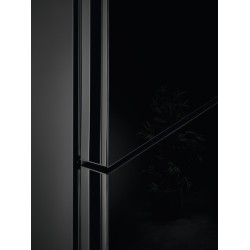 AEG Series 8000 RCB736E7MK Independiente 367 L Negro